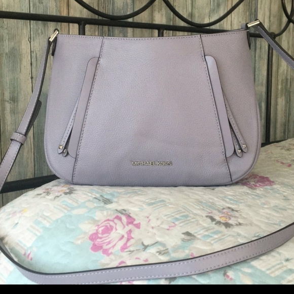 Michael Kors Handbags - Michael kors evie MD messenger crossbody lilac